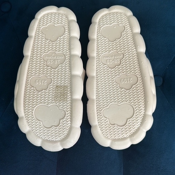 BRAND NEW!!! Cloud Slides - Picture 3 of 4